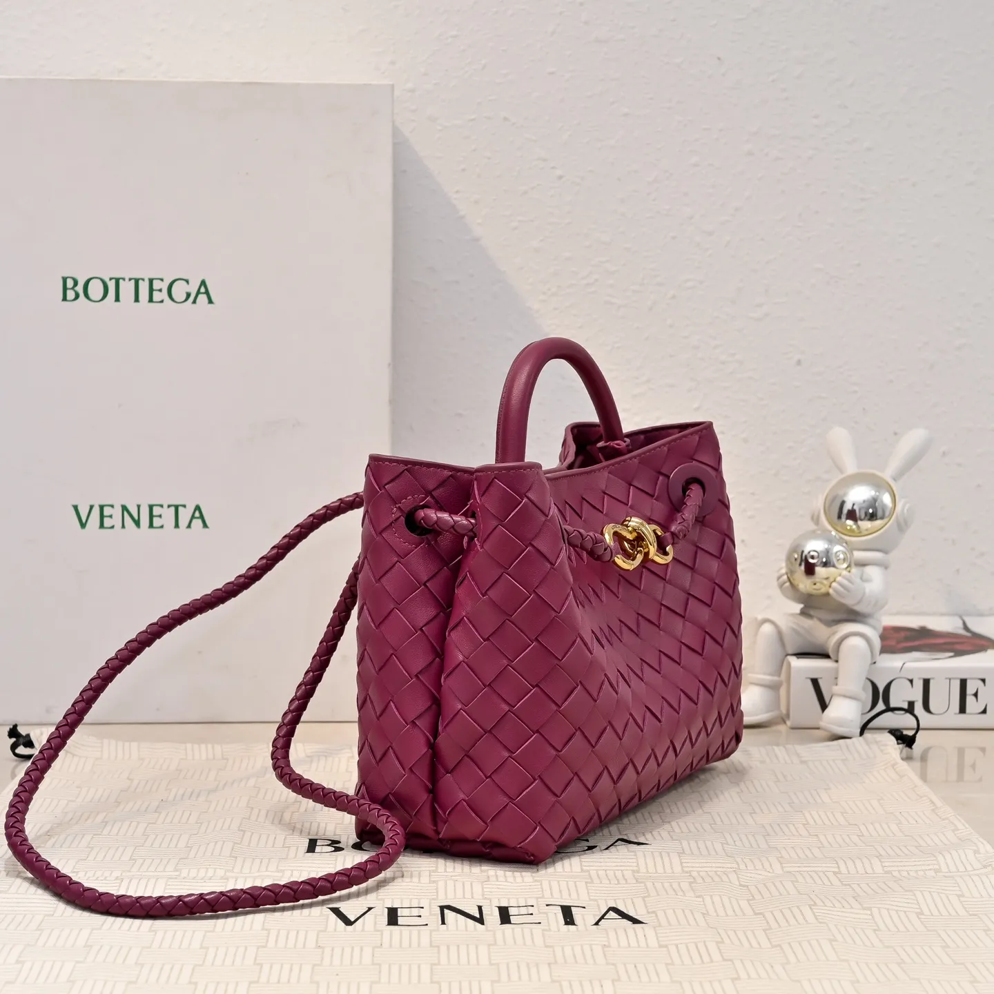 Batch 1860 B's 2023 spring and summer new style continues the brand's woven pattern style with detailed metal knot switch buckles. This time, the shoulder straps are also made into tube weaves, showing different craftsmanship. The carrying method is versatile to create more different styles. Intrecciato woven leather small handbag, equipped with sliding crossbody strap. Internal compartments, including 1 zipper pocket and 2 open pockets. Magnetic buckle closure. Size: 25*20*10cm Model: 7463#